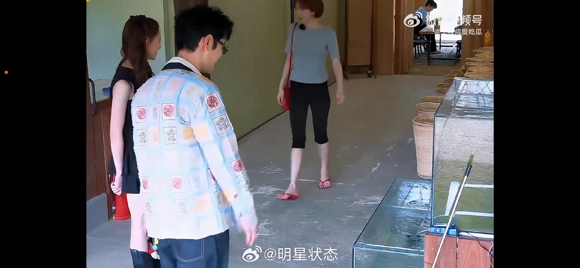 姜妍和宋丹丹走路的姿势一模一样，谁懂？​