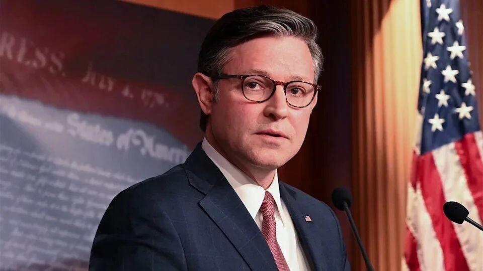 美众议院议长约翰逊表示，共和党人于今日举行了电话会议讨论政府停摆局势，并承认党内