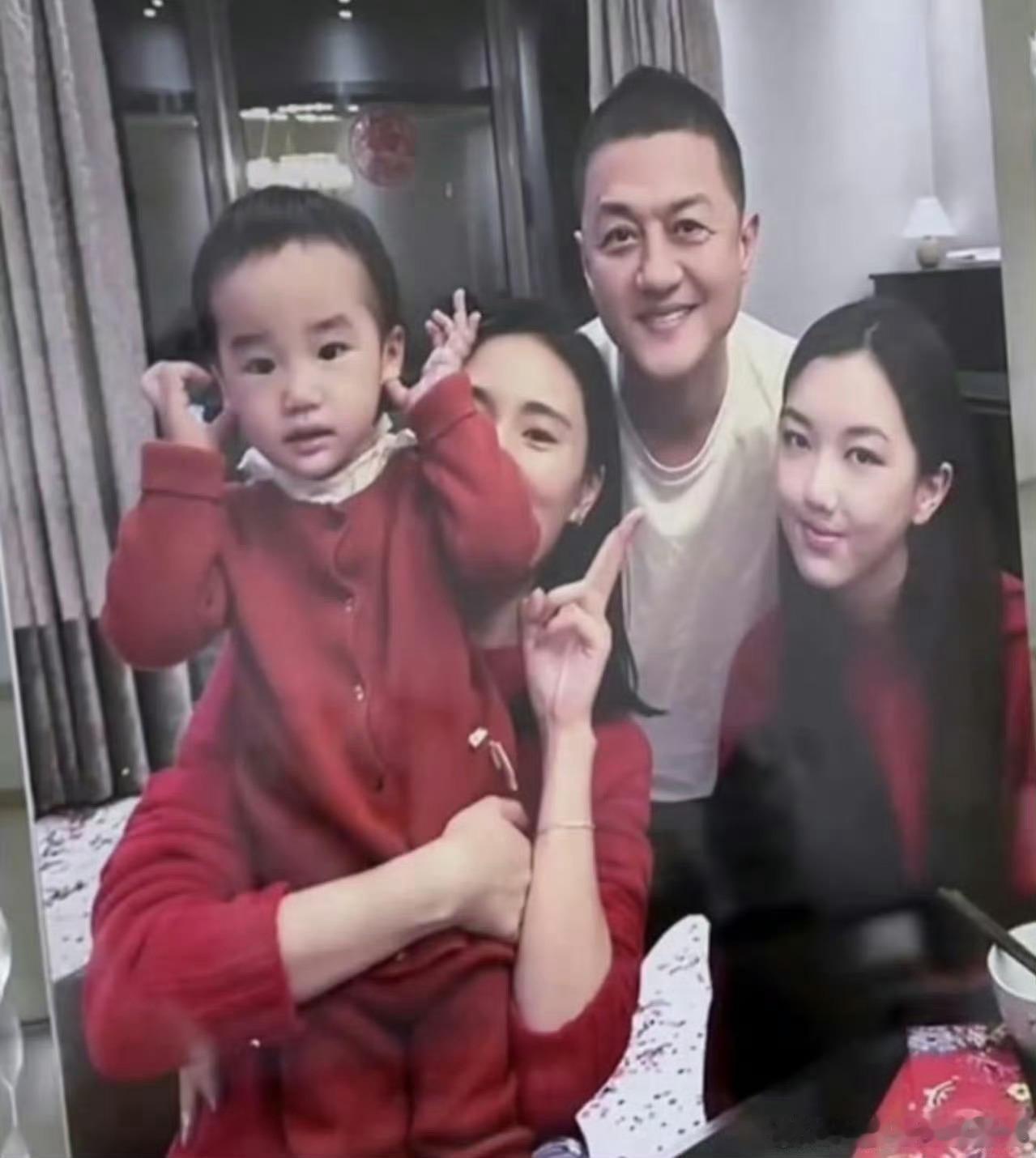 李亚鹏还领养了一个女儿其实挺有善心的