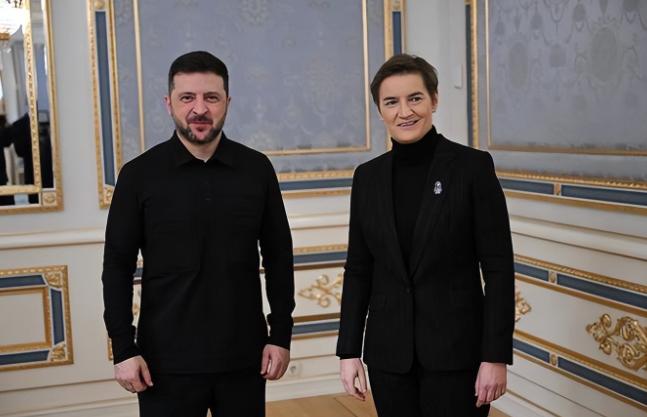 俄乌打仗打得热火朝天，而一直喊着“军事中立”的塞尔维亚却突然甩出一波骚操作，直接