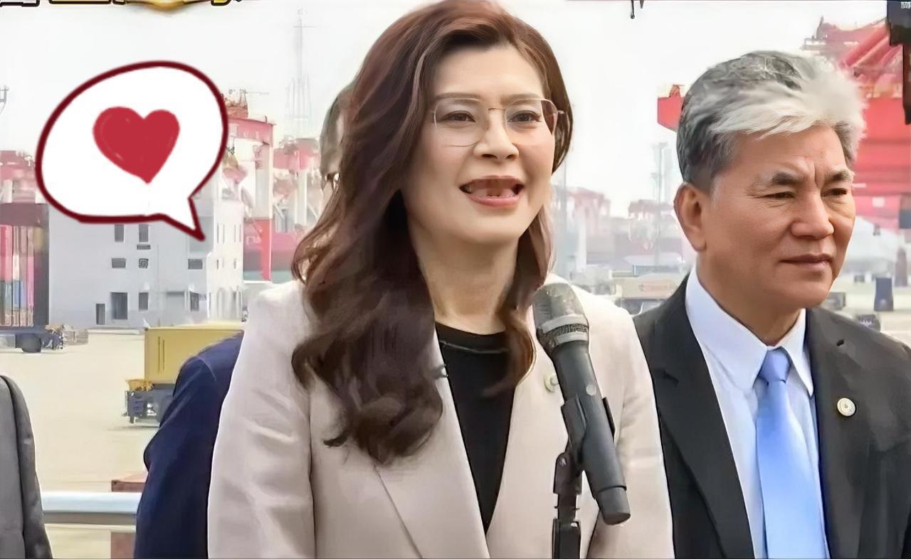 郑丽文4月9号真去了洋山港。她没喊口号，也没念稿，就站在四期自动化码头边看了很久