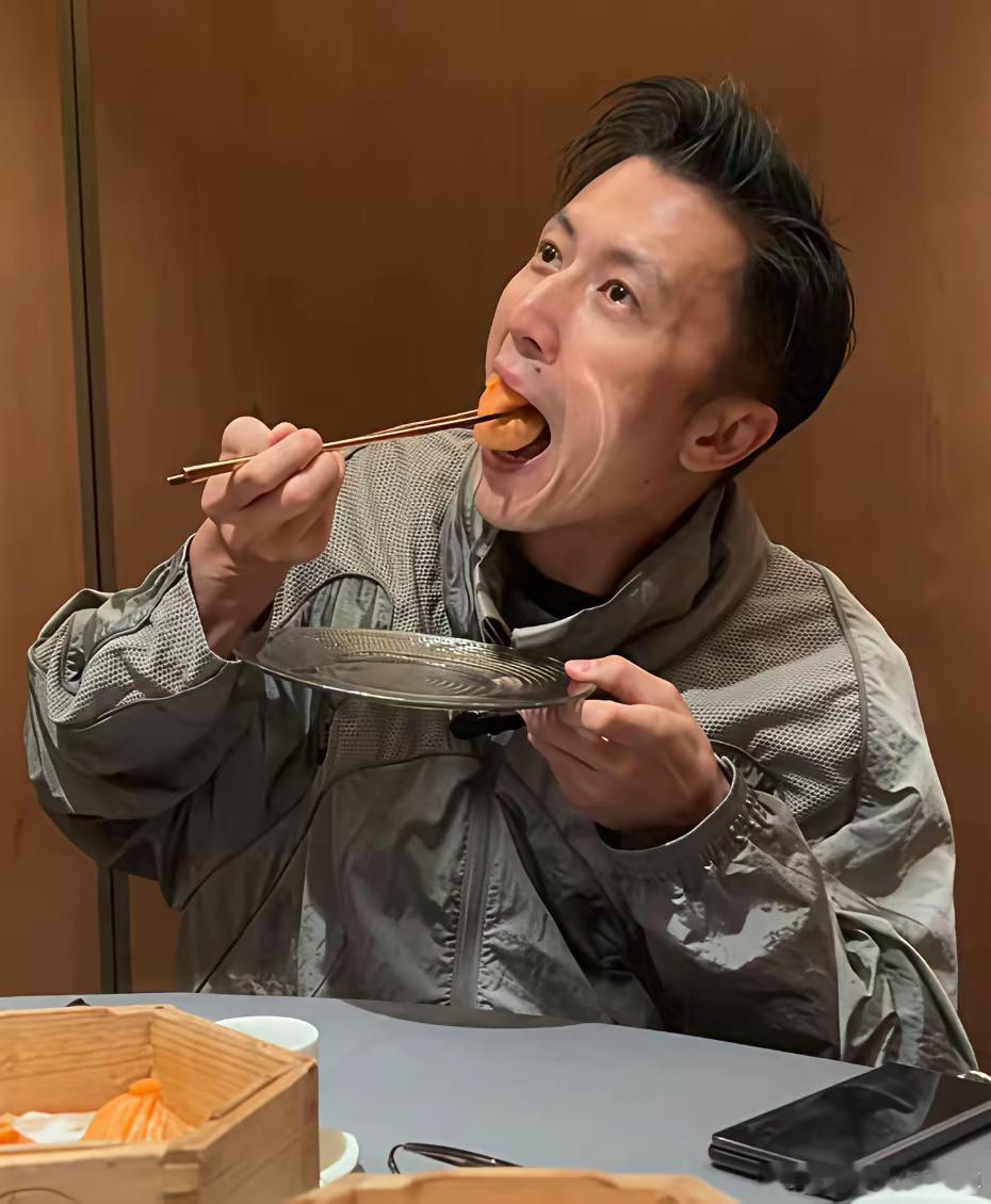 谢霆锋父母聚餐，谢贤“断崖式衰老”，狄波拉依旧如少女般青春！​​​