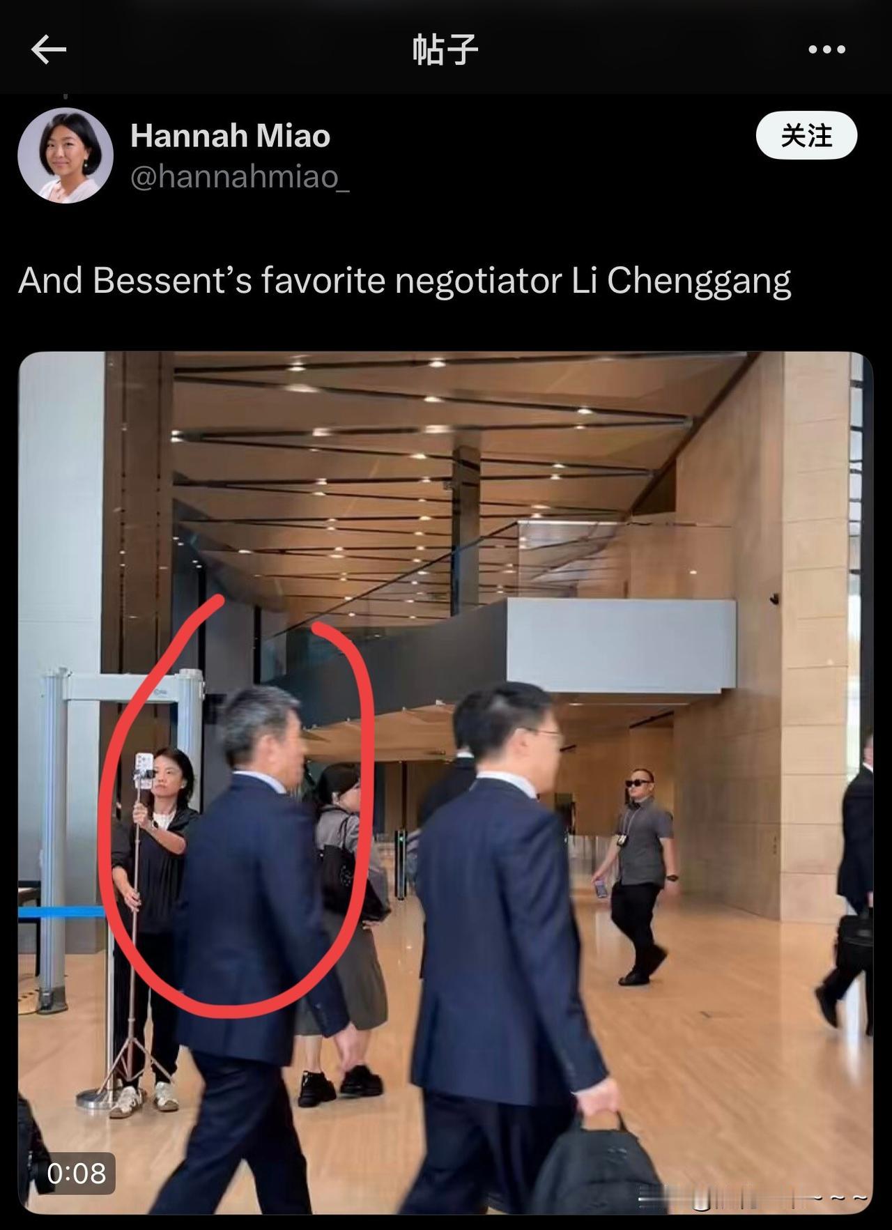 抓拍到了！[鼓掌]估计，这次又够贝森特团队喝一壶的？因为李成钢已经到达马来西亚