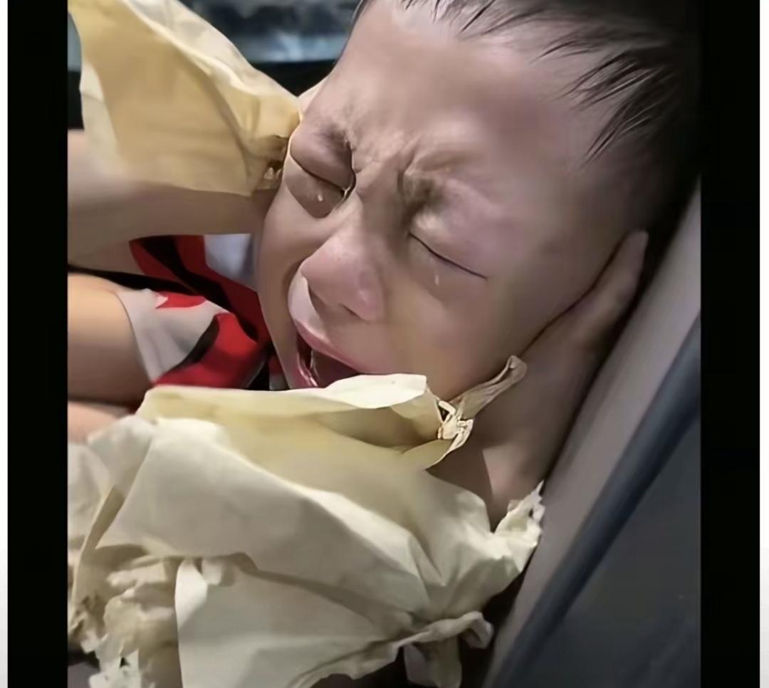 最近网上有个视频，小男孩在车里哭了一个多小时，就因为妈妈没买冰淇淋。那个妈妈全程