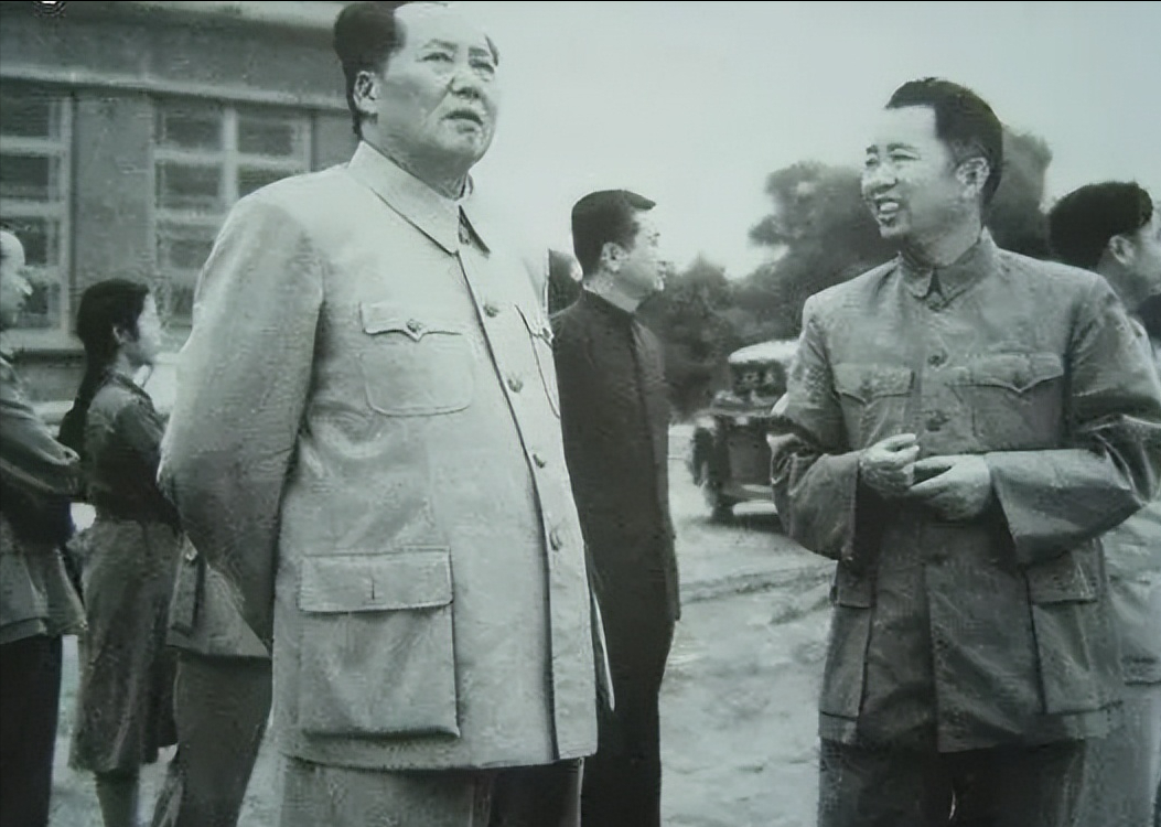 建国后，中央不成文规定：为了保证毛主席的安全，禁止他坐飞机。毛主席多次找空军，要