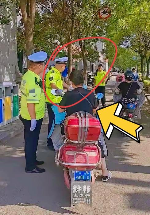 一姑娘骑车带奶奶被查，交警问知不知道不对，姑娘回：“我知道有啥用？”交警懵了：什