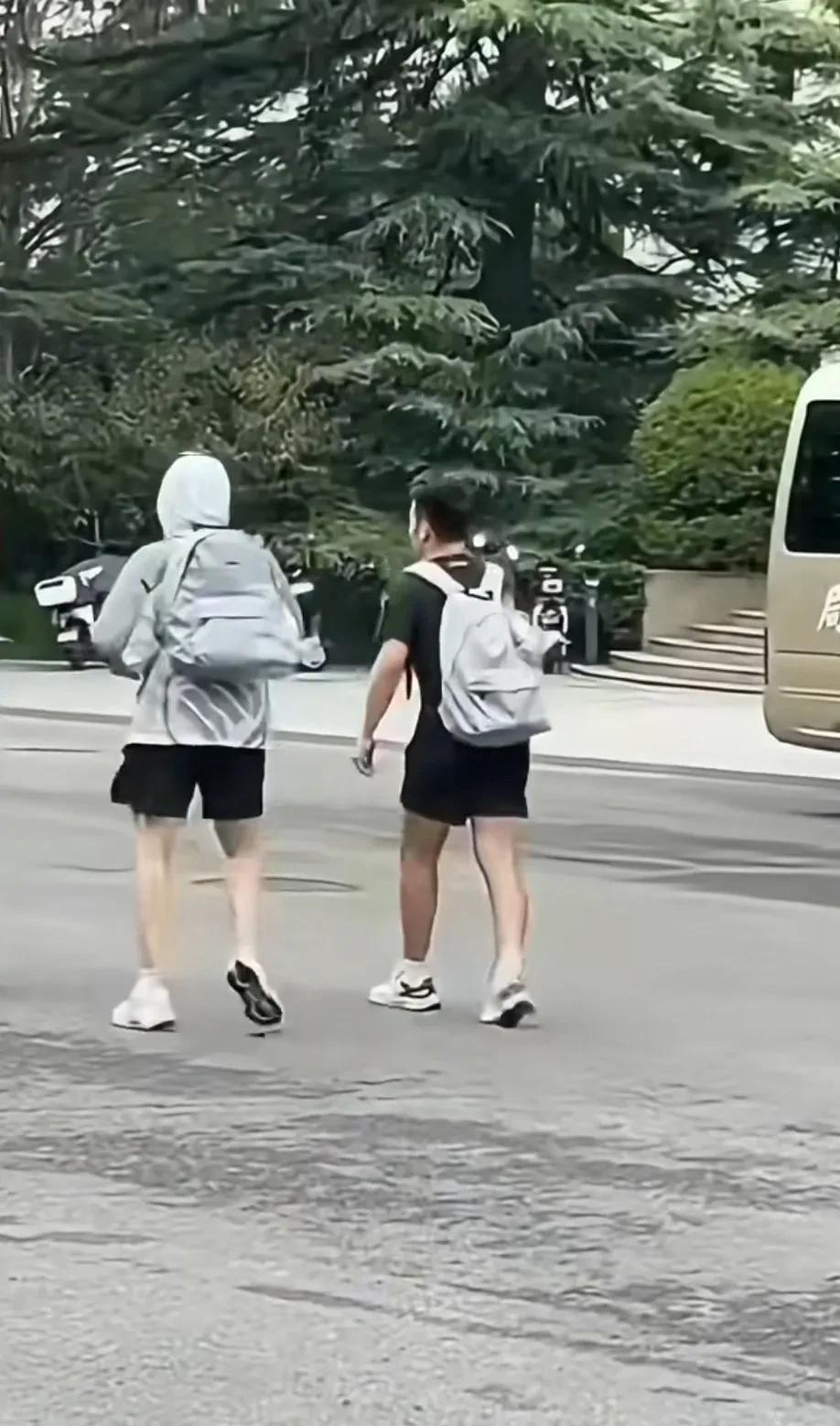 这是昨天坐大G里那个帅哥么是不是很难想象，不过真的好可爱！这强烈的反