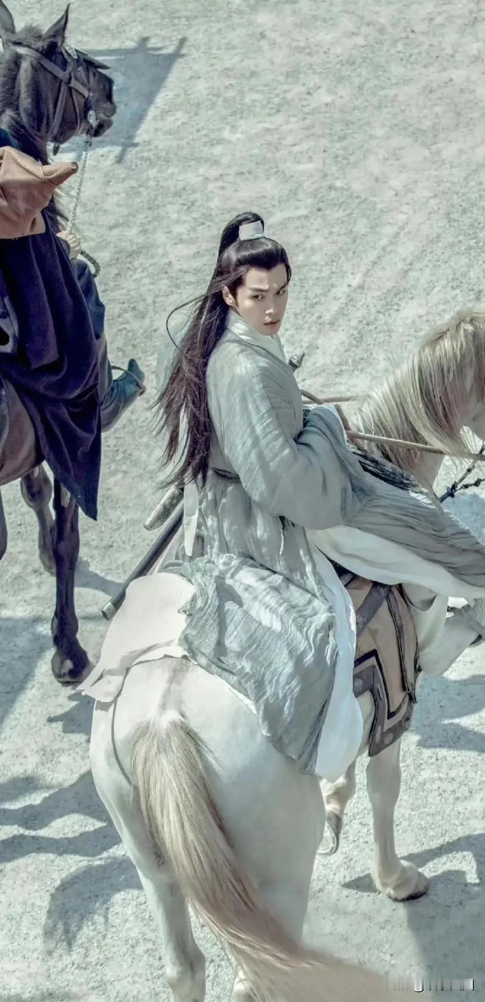 张若昀，徐凤年和范闲骑马回头的画面一对比，没想到徐凤年竟赢了范闲。《庆余年》