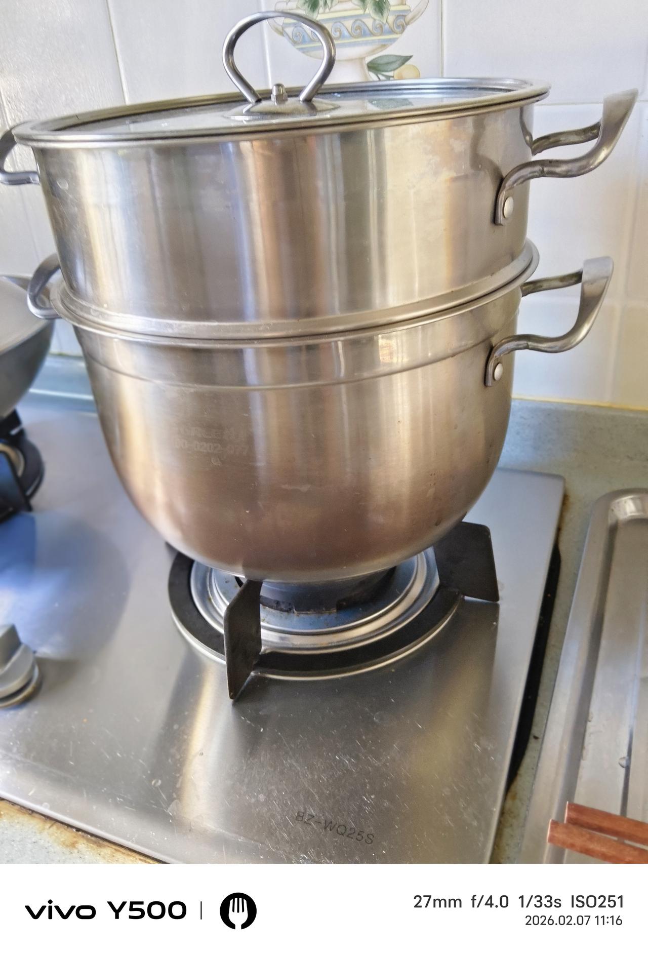 冒烟了，人家接电话，顺便告诉我：去把厨房的火关了。我跑去厨房，看到