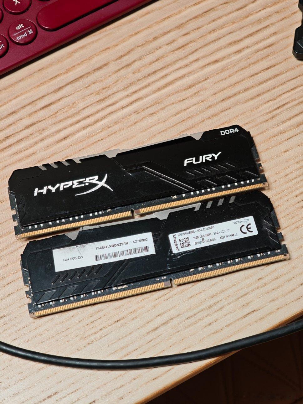 最近内存涨价了，要不卖一条，回回血反正16G也勉强够用了能值几块钱呢内存条涨价超