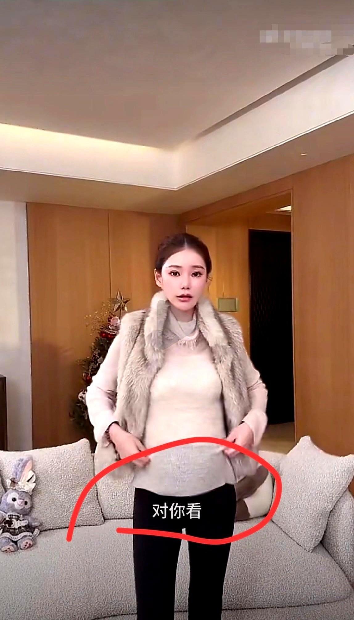 马小梅直播，没辟谣。她顶回去。弹幕刷“怀孕了”，她撩开上衣，露出微隆的腹部，