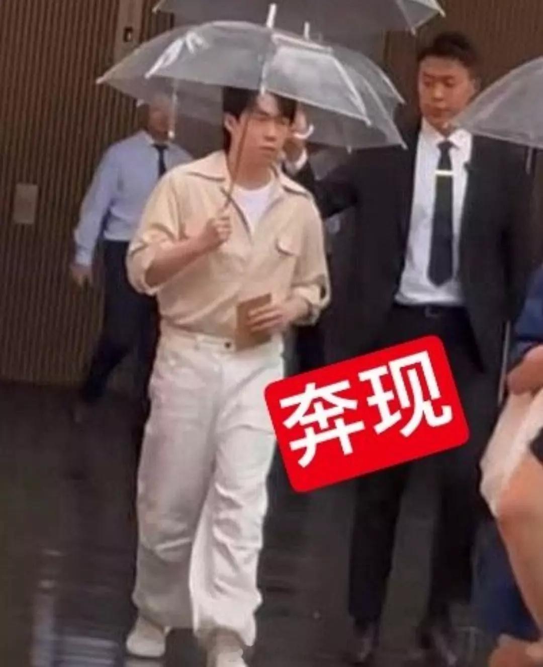 要不咱们还是别走颜值赛道了…专注比赛不好吗王楚钦狼尾发型​​​