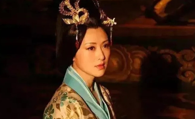 公元前88年，21岁的钩弋夫人侍寝70岁的汉武帝，正当两人进入梦乡时，汉武帝突然