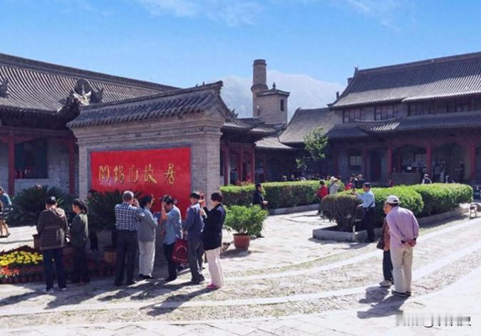 1992年，阎锡山的小儿子回到山西忻州，在老宅门口老泪纵横。然而就在他抬脚准备回