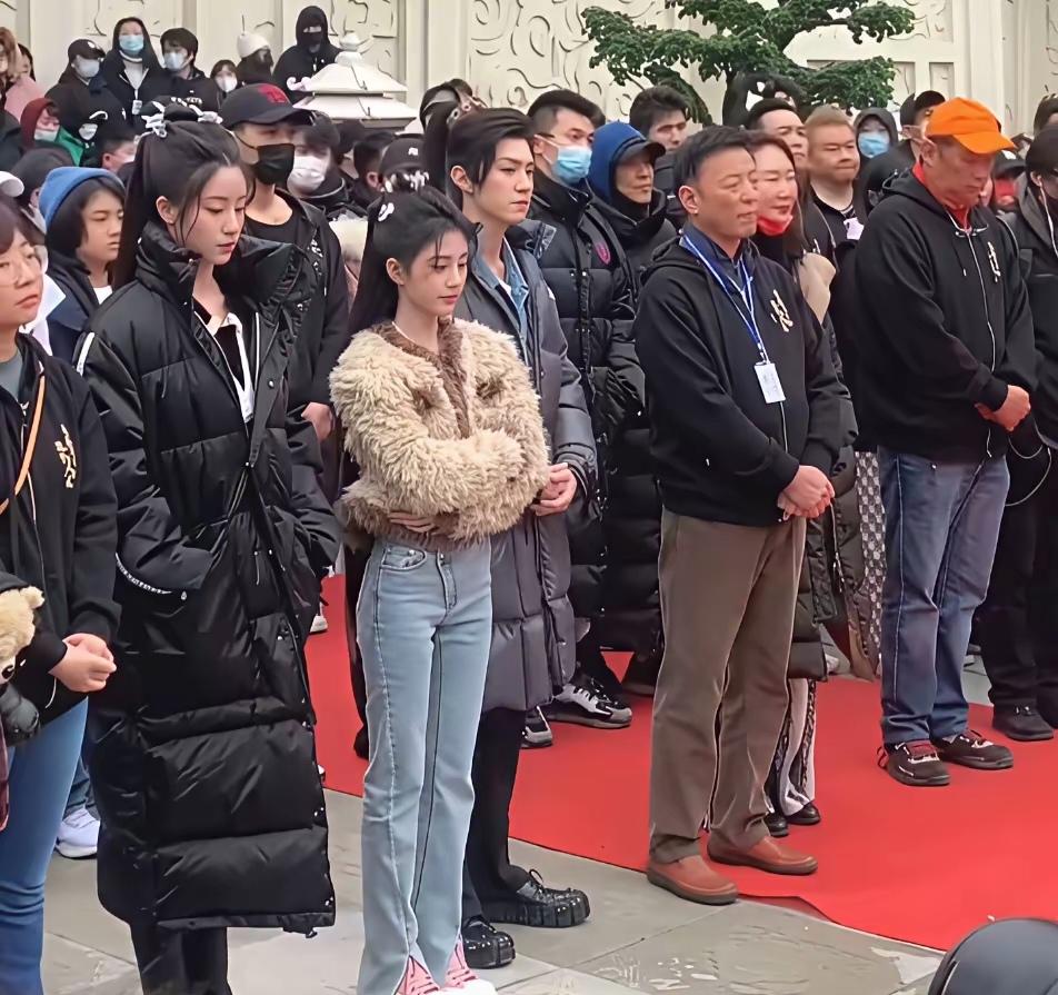 这是多亏了颜值，还是多亏了衣服？一个艺人的颜值高不高，就看她在人群里显不显眼