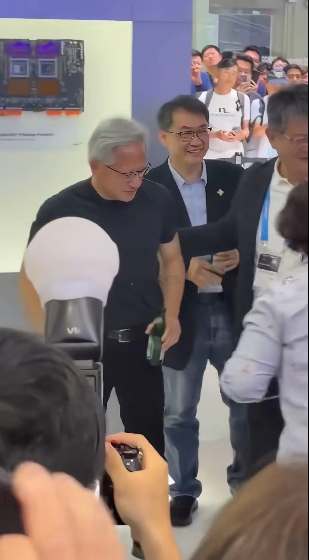 雷军吃早餐被酸摆拍、装松弛感哪黄仁勋被围得水泄不通、在无数镜头坐地上“慵懒”喝啤