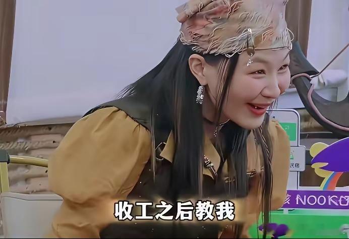 金靖：“我想问一下，亲那么多下，什么感觉？”张凌赫：“习惯了。”热巴、金靖同时说