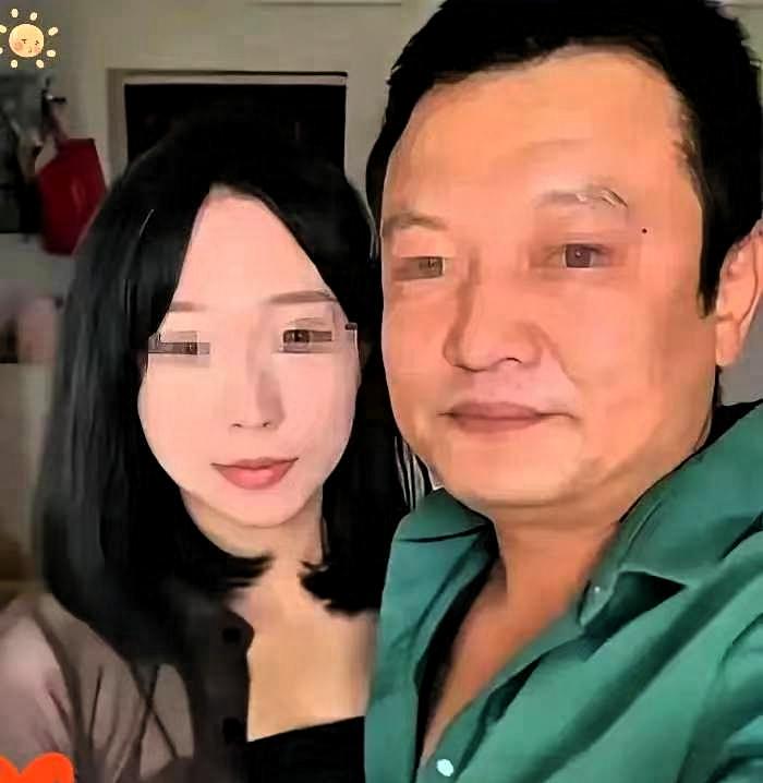 19岁女大学生执意闪婚53岁大叔，一胎生3宝被对方宠得不行，谁料刚生下孩子就揭开