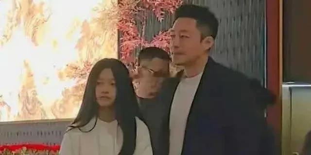 小玥儿正脸爆火！留长发温柔但眼神犀利，长得跟妈妈大S一模一样​​​