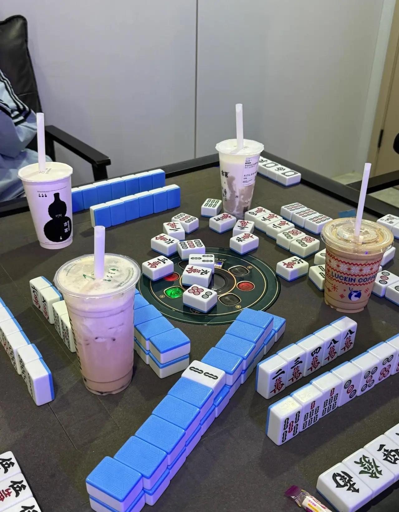 你发现了没有，麻将馆里有个很奇怪的现象。推开门，那股熟悉的空气就扑了过来—