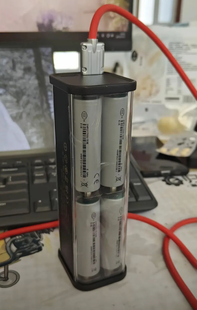 最近自己动手组装了个充电宝，总共才花了100块钱，简直不要太划算！外壳和电路板2