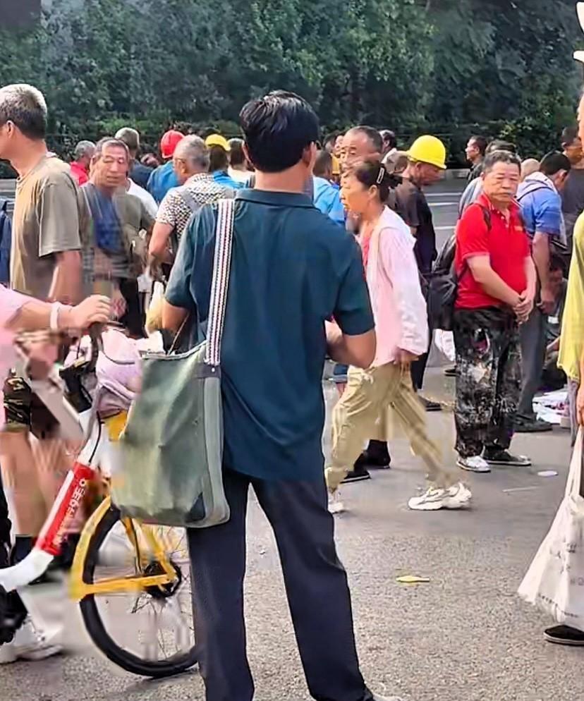 今天是8月14日。和大家分享一下山东济南劳务市场的用工价格。立秋以后温度降了下