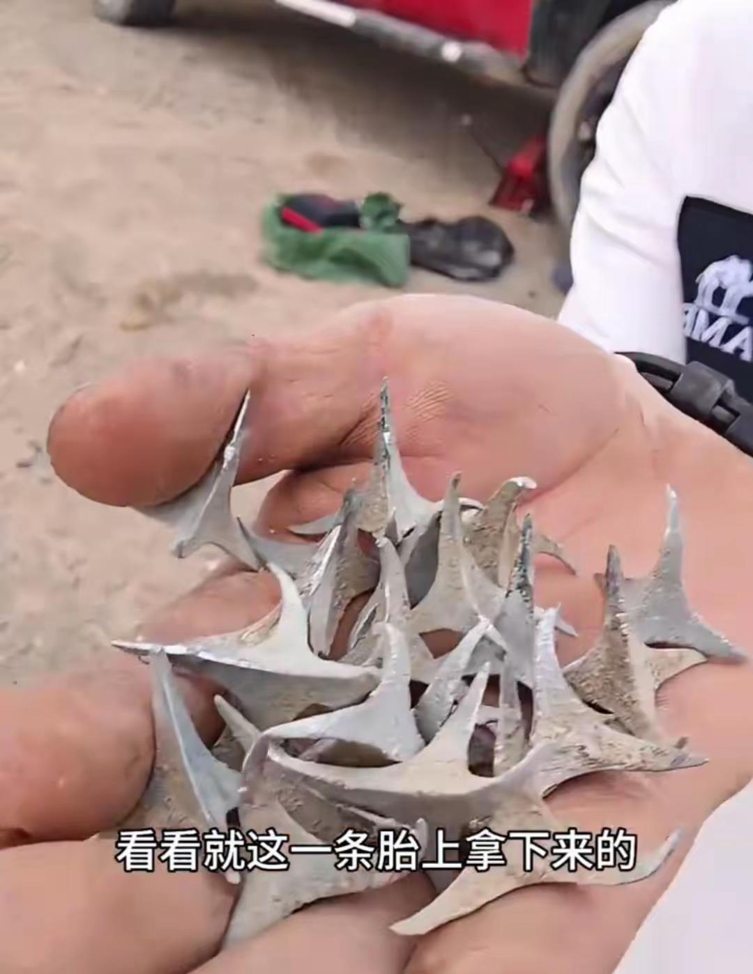 网上消息7月10日，旅游博主大鹏表示，在带队青甘环线自驾期间，同行的3辆车均被专