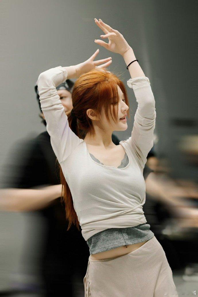 工作室发了赵露思音乐会彩排花絮图，美