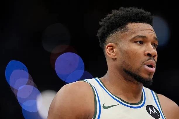 历史总是惊人的相似！美媒：扬尼斯不愿搭档持球型后卫，更倾向于担任进攻引擎。这