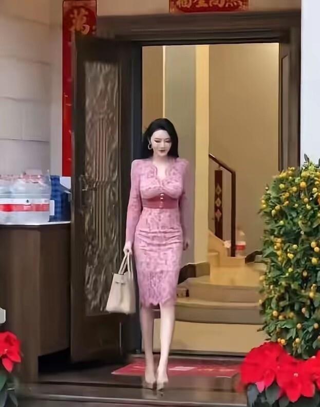 雷宇扬走了，62岁，胃癌。那个被全网骂了三年“早就跑路”的女人，马荔，是第一个站