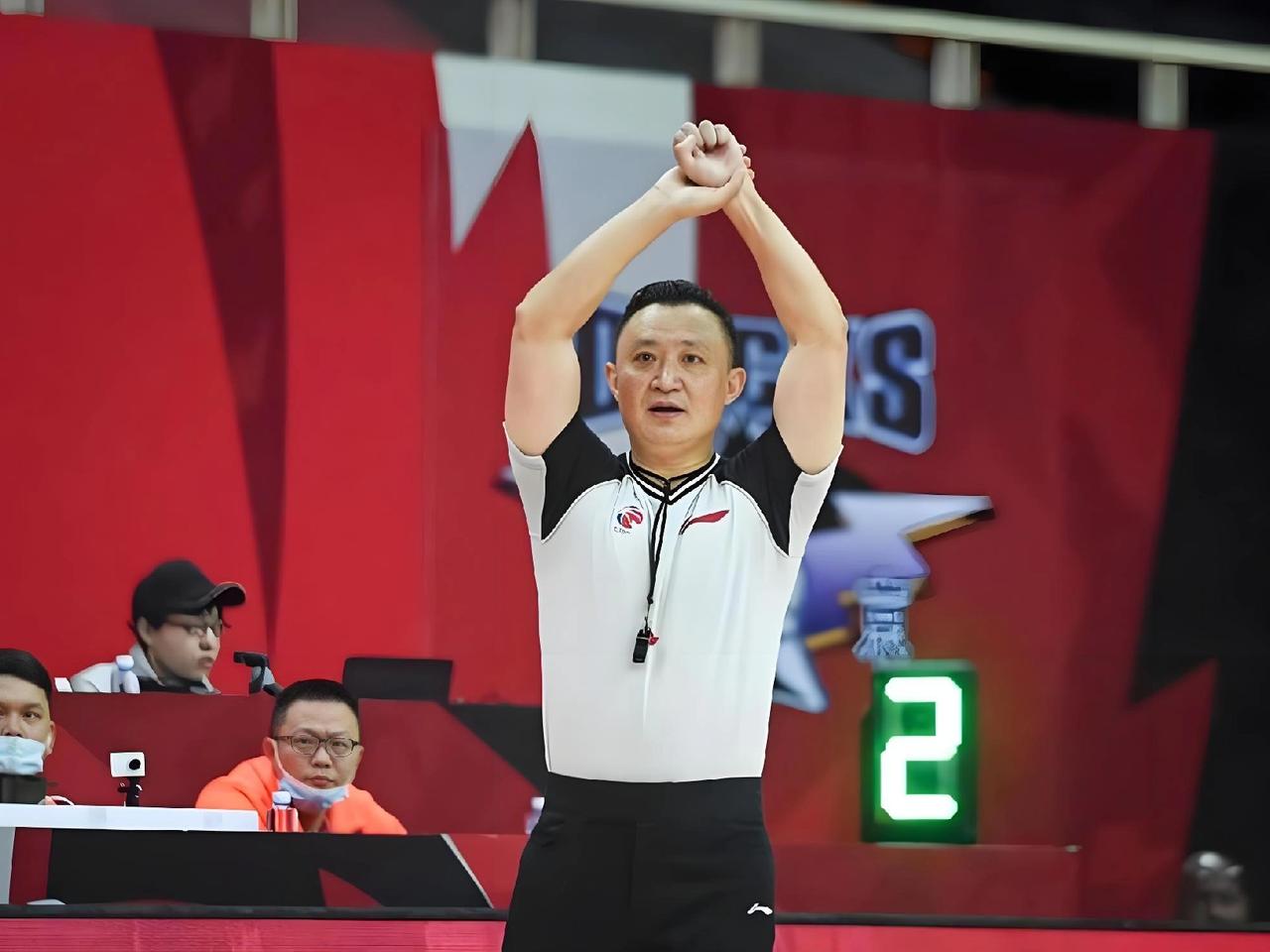 CBA最新消息：据知名篮球自媒体人报道，在一份最新的国际级裁判员名单中，CBA争