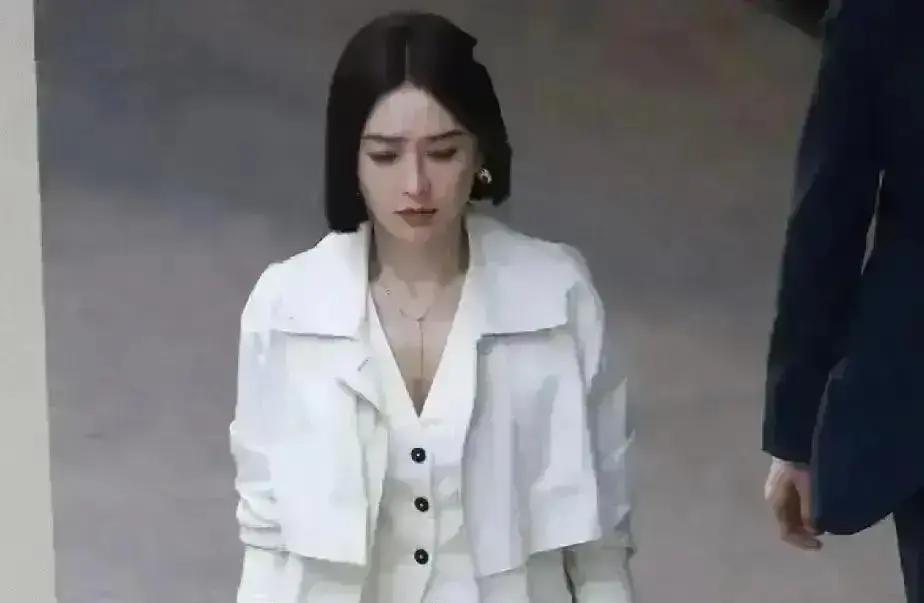 临时光脚，三十万到手。秦岚拍丝袜广告，导演喊“等等”，她赤足踩地——就那一瞬，