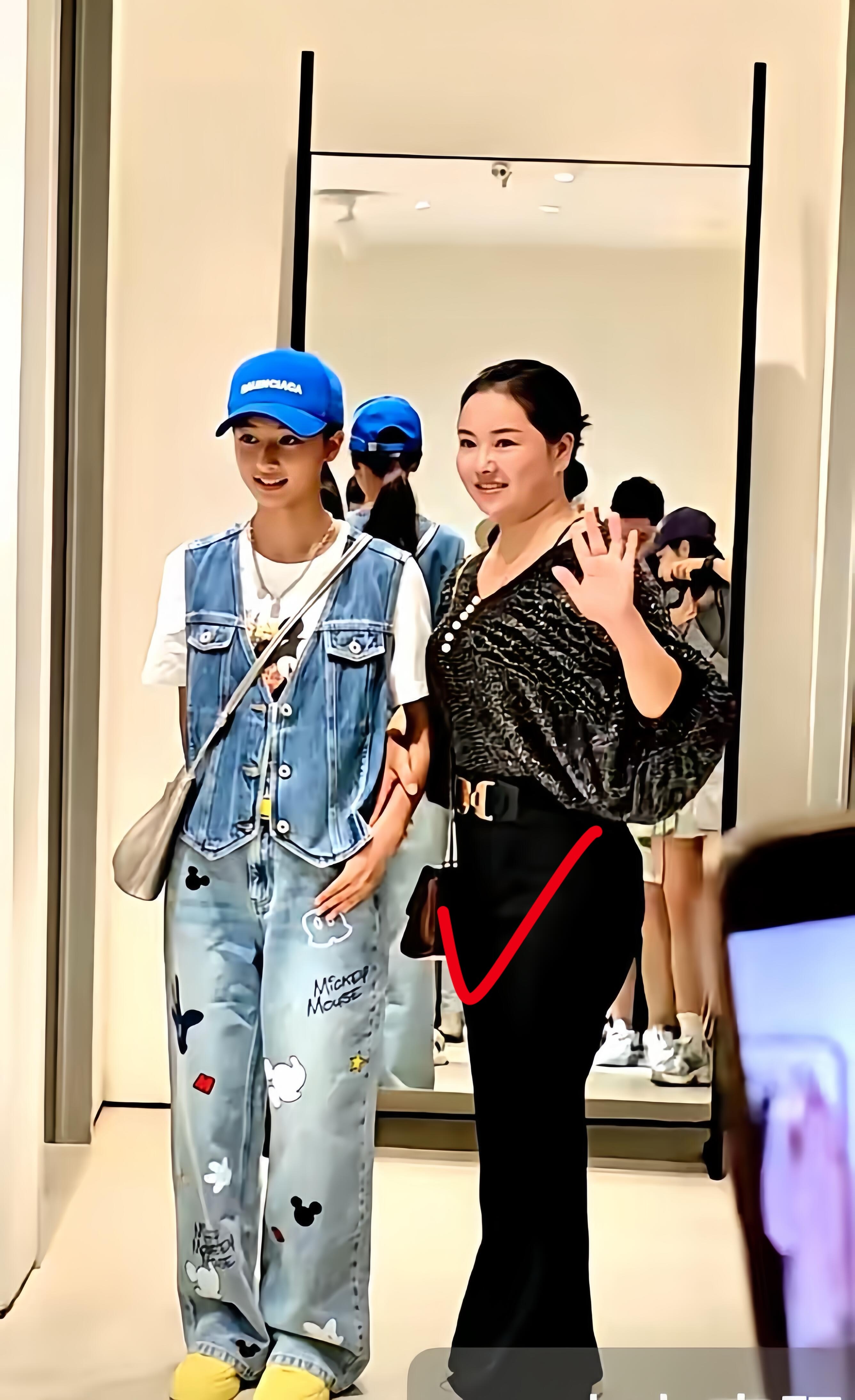 这是导演于正要签约的新人吗….感觉她妈妈更想出道​​​
