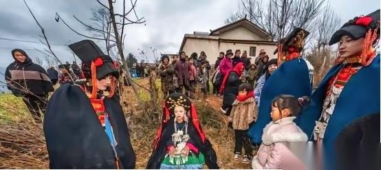 在大凉山的彝族聚居区，有一个令人揪心的社会现实：不少彝族女孩刚满成年，甚至未到法