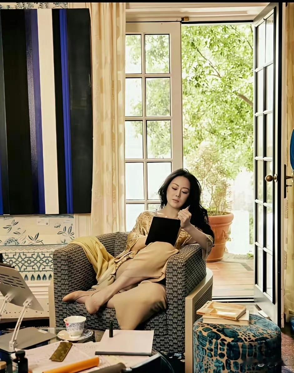 章小蕙vs刘嘉玲的家：一个住得舒服，一个看得过瘾！前三张照片，是章小