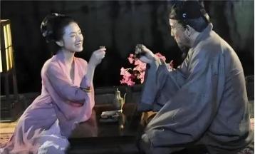 1040年，51岁范仲淹迎娶15岁青楼女子甄金莲。洞房之夜，范仲淹惊讶发现新娘竟