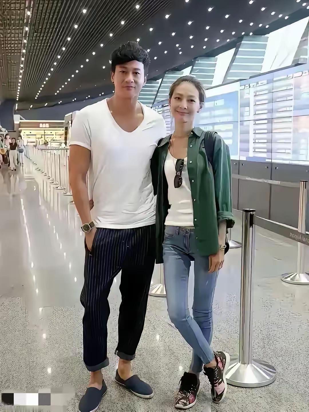 何润东与妻子同框照一个是演员，一个是普通人，实在是太接地气了，一点也没有明星架