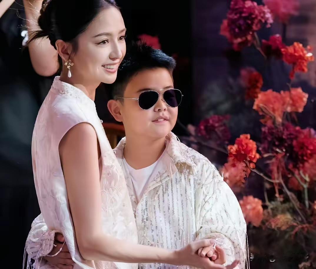 破防！佟丽娅陈思诚离婚5年，用双倍爱为10岁儿子庆生热搜被佟丽娅陈思诚的育