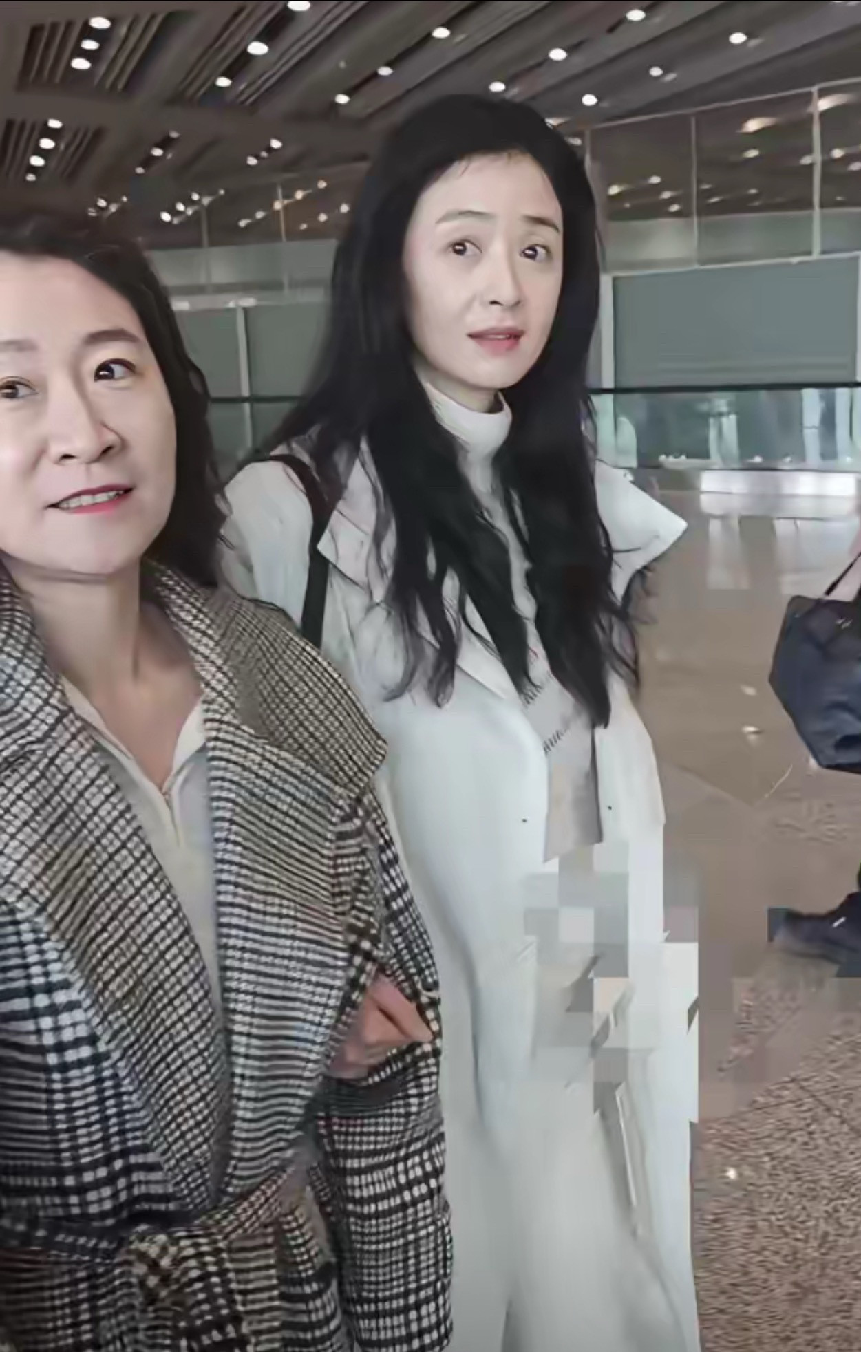 别信什么“瘦了就好”。看看蒋欣，瘦了20多斤，代价是脸垮了。她为了穿件礼服，能