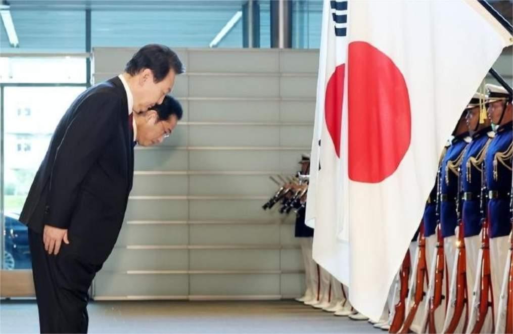 韩国前总统尹锡悦被韩国检察院提议因犯内乱罪应判死刑，尹锡悦听到以后脸带微笑，东张