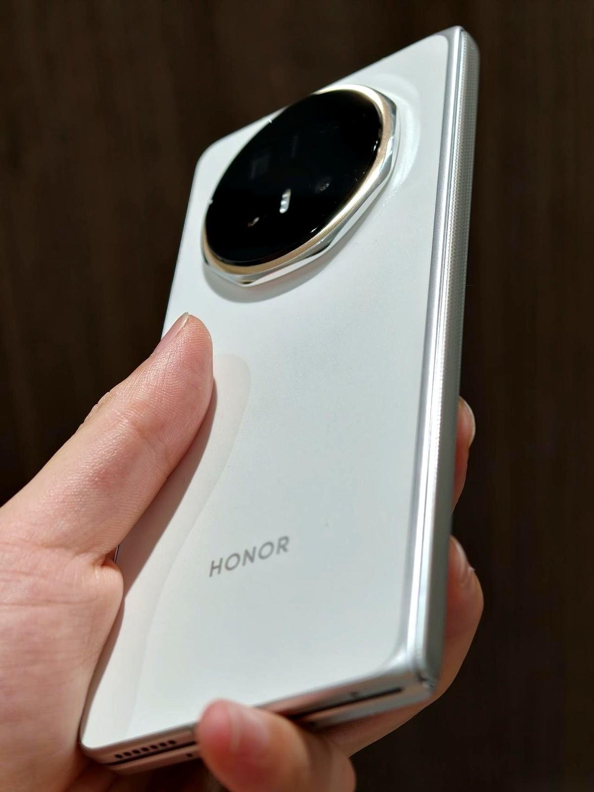 “荣耀MagicV6的折痕，几乎看不见。”屏幕展开的瞬间，指尖划过中缝，反馈