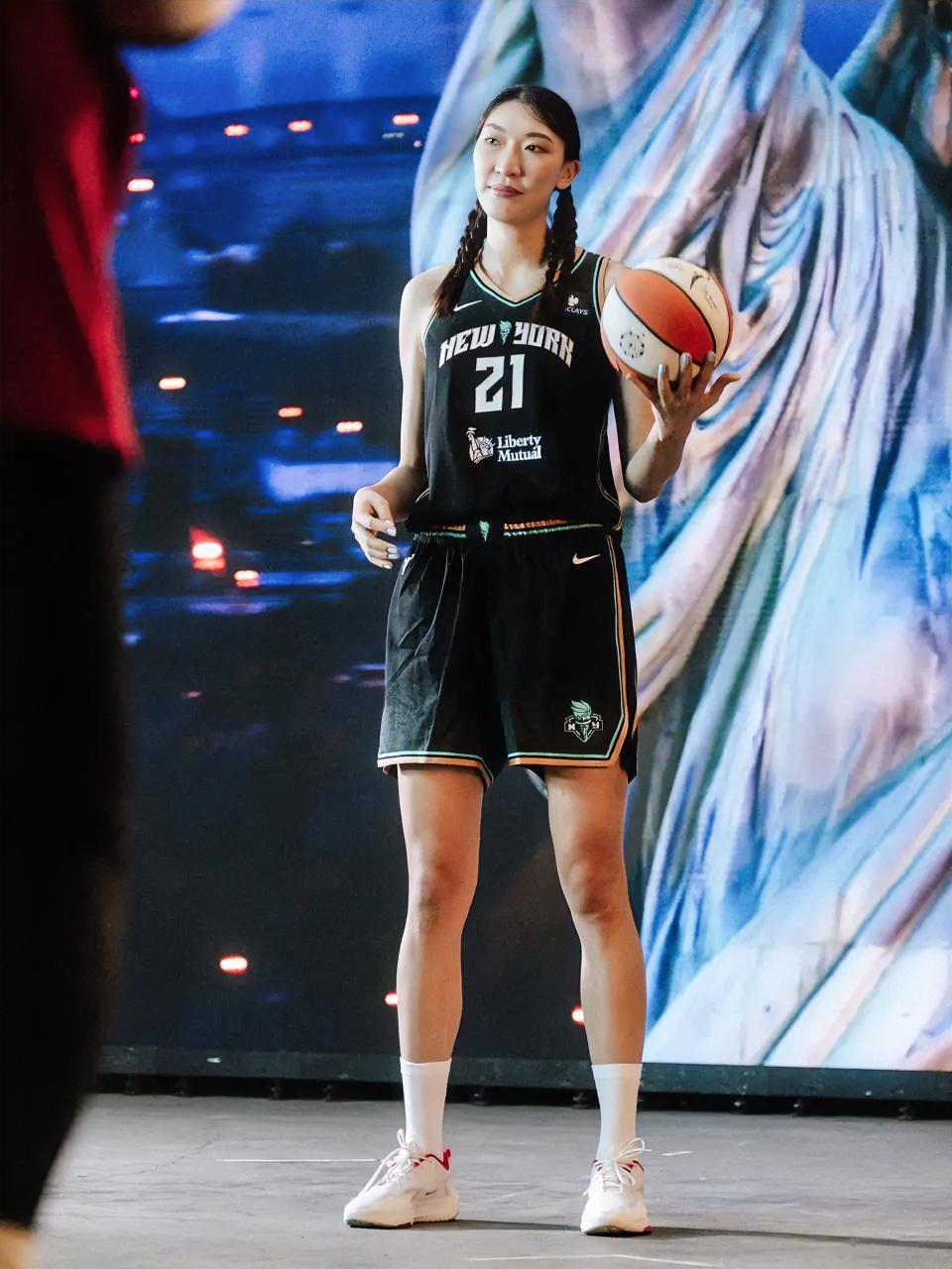 韩旭基本立足WNBA了！在今天纽约自由人客场以75：68战胜菲尼克斯水星的比赛中