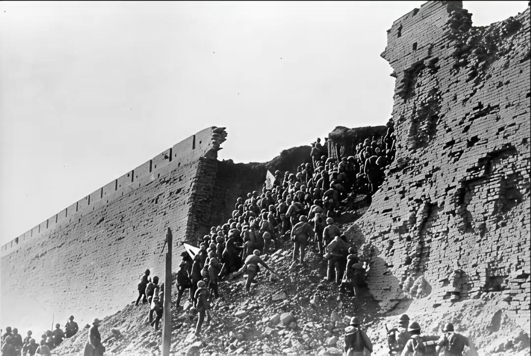 让我们永远铭记这张承载惨痛历史的照片。1937年12月13日，日军自炮