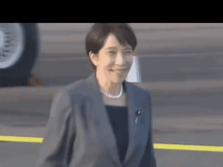 搞事早苗去伦敦访问了，出现在机场的一幕真为她尬呀。打开机舱门，又是挥手，又是鞠躬
