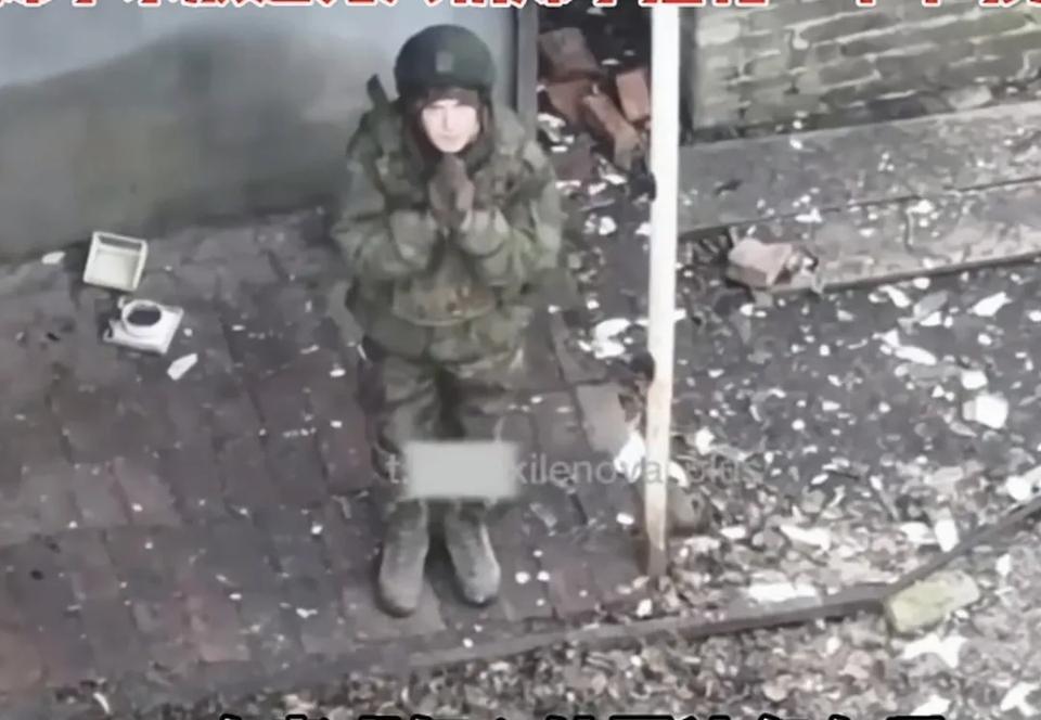 关键时刻，俄罗斯女兵做出一个错误的手势，为她招来了死神。这残酷的一幕发生在俄乌交