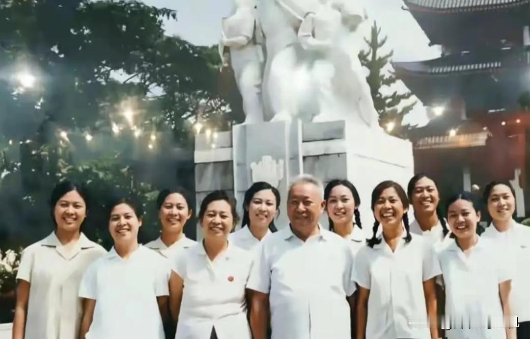 开国将军潘振武，一生共育有9个女儿，被称作“九凤”。这样一个高门第的“将门”家庭