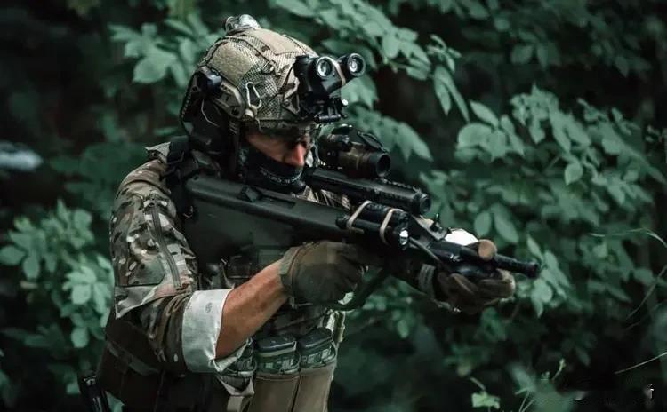 奥地利AUG突击步枪爆改成有托步枪，不得不佩服国外玩家的脑洞！