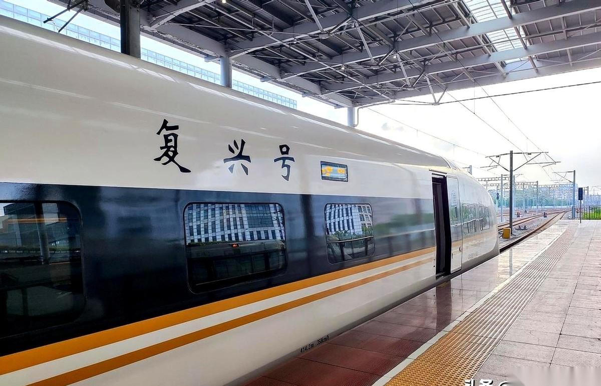宁波到大同，这条线断了整整18年。18年，什么概念？当年坐着绿皮车晃悠悠回家的