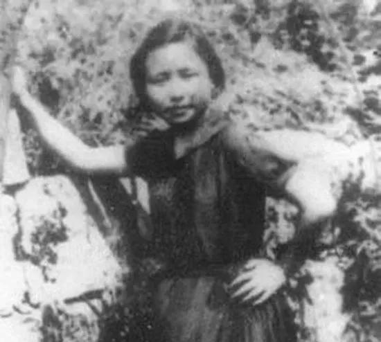 1949年9月，重庆西郊金刚坡，一辆卡车驶入山间。车上，女地下党被特务死死按住并