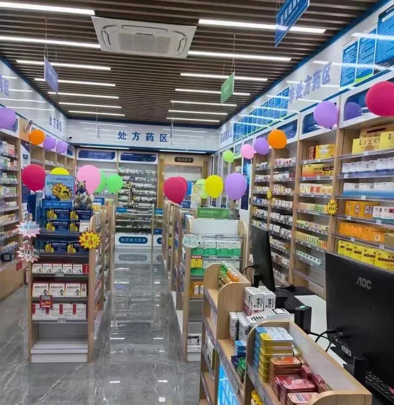 一名女子接到了药店的电话，告诉女子她的丈夫在药店买药，需要女子付款，女子多嘴问了